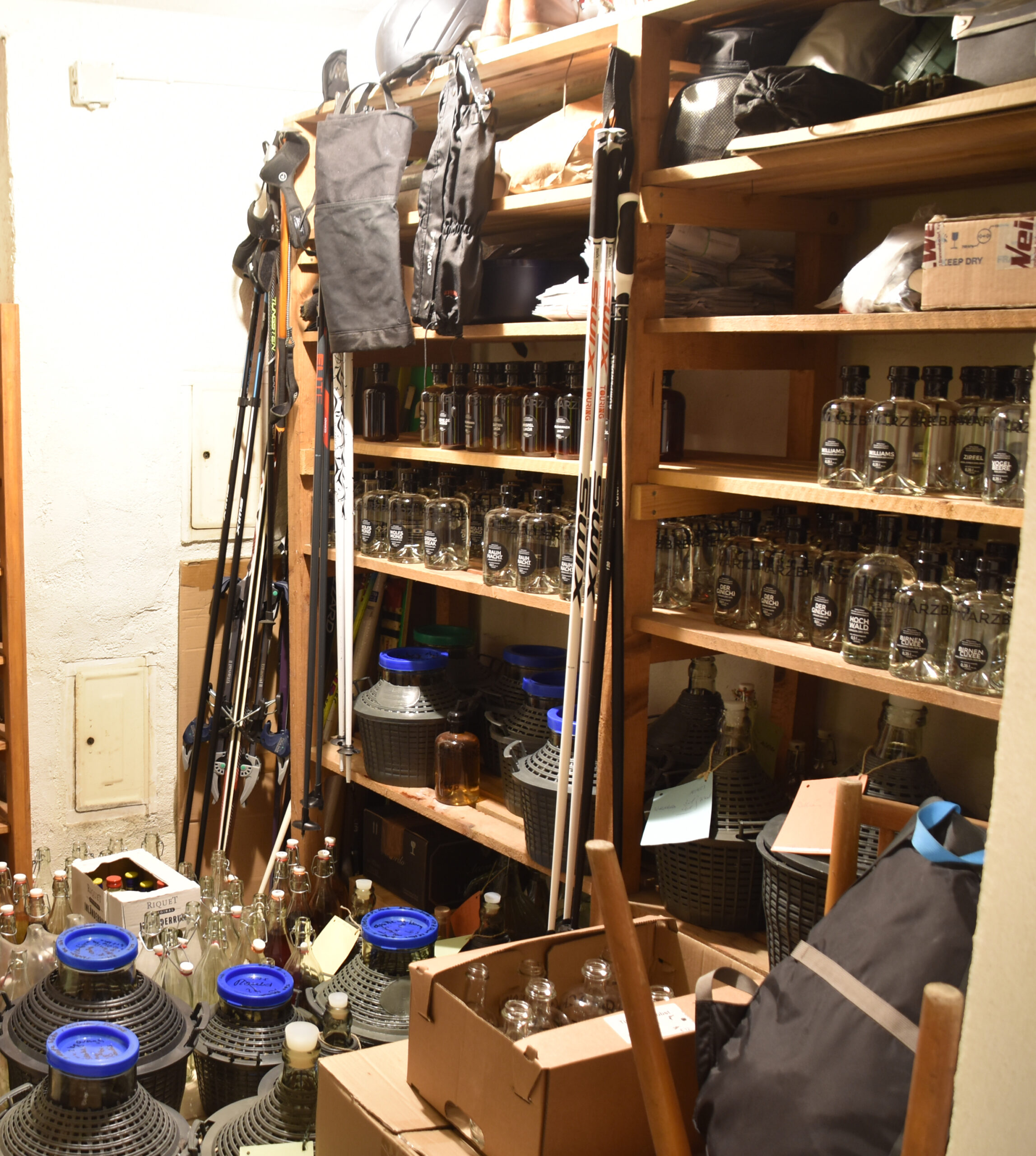 Schnapskeller In einer Holzstellage stehen viele Flaschen