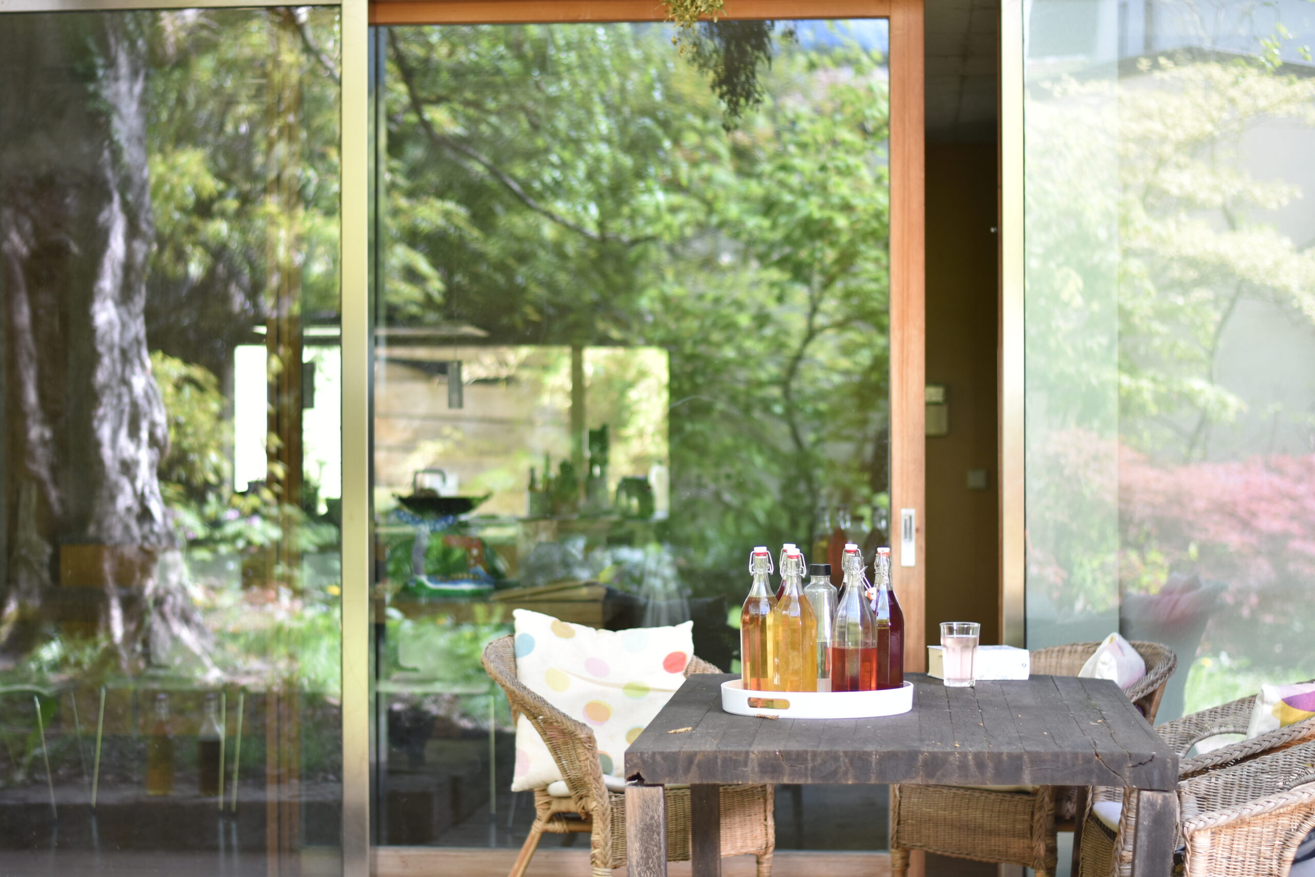 Sirup Auf einem Tisch steht ein Tableau mit verschiedenen bunten Flaschen