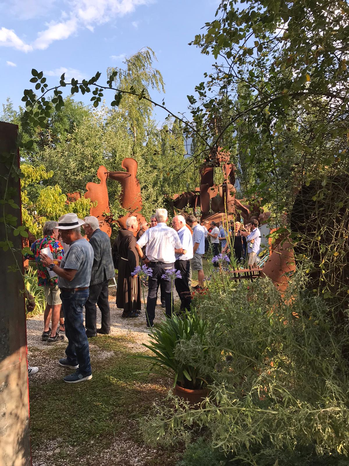 80er Ludwig Schwarz Menschen bei Feierlichkeiten in einem Skulpturengarten