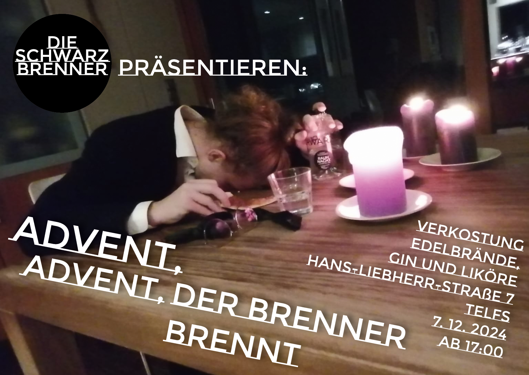 Schwarzbrenner Adventverkostung Mann sitzt am Tisch und legt Kopf an Tisch an. Rundherum stehen Kerzen und Getränke